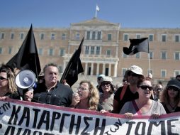 Profesores en paro se manifiestan frente al Parlamento de Atenas, durante una jornada de huelga general en Grecia. EFE /