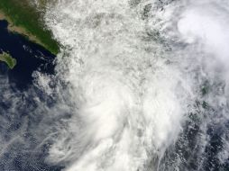 Imagen de la NASA que muestra a la tormenta tropical en el Pacífico mexicano. ''Manuel'' se niega a desaparecer. AFP /