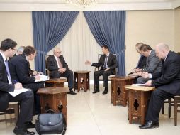 Bashar Al Assad (centro d) reunido con el viceministro ruso de Exteriores, Serguéi Riabkov (centro i), en Damasco. EFE /
