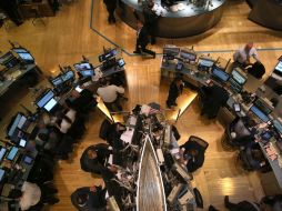 En Wall Street recibieron con júbilo el anuncio de la Reserva Federal de EU de no retirar sus estímulos a la economía. ARCHIVO /