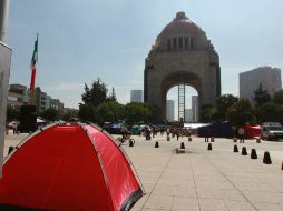 La mayoría de manifestantes de la CNTE regresan a su campamento en el Monumento a la Revolución. ARCHIVO /