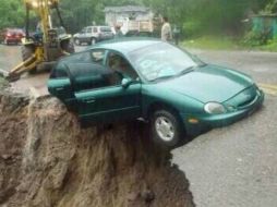 Un automóvil estuvo a punto de caer a un barranco tras el hundimiento. TOMADA DE SECRETARIO DE TURISMO ESTATAL  /