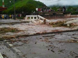 Sólo está pendiente la reanudación del tránsito vehicular en la carretera Jiquilpan-Colima  donde colapsó el puente Contla. ARCHIVO /