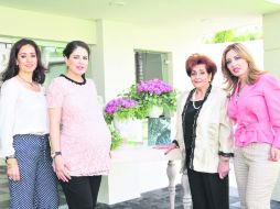 Con la festejada. Julieta Gómez, Adriana Gómez, Alicia González y Alicia Gómez.  /