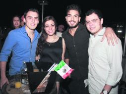 Entre amigos. Juan Palacios, Fabiola Alegría, Robert Astudillo y José Carlos Alegría.  /