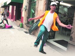 A moverse. Los bailarines de Movimiento público recorren desde el pasado martes el Centro de Zapopan. EL INFORMADOR /