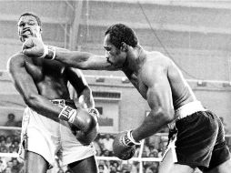 Ken Norton golpea a Larry Holmes, en una pelea que se considera como una de las más feroces de la historia de los pesos Pesados. AP /