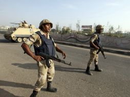Soldados egipcios vigilan durante una operación contra un grupo de hombres armados en un suburbio de El Cairo. EFE /