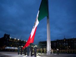 La Bandera Nacional permanecerá a media asta en recuerdo de las víctimas de los terremotos de 1985. ESPECIAL /