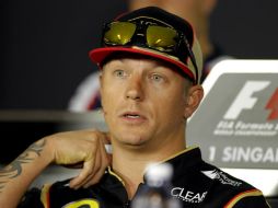 El piloto finlandés de Fórmula Uno Kimi Raikkonen, de la escudería Lotus, explica su cambio a Ferrari. EFE /