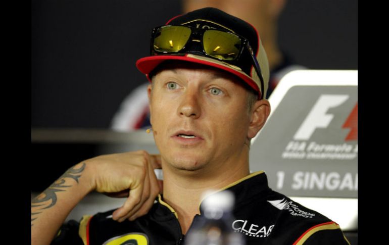 El piloto finlandés de Fórmula Uno Kimi Raikkonen, de la escudería Lotus, explica su cambio a Ferrari. EFE /