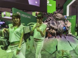 Dos modelos de Microsoft Xbox One posan para los fotógrafos junto a un personaje del videojuego en primera persona ''Titanfall''. EFE /