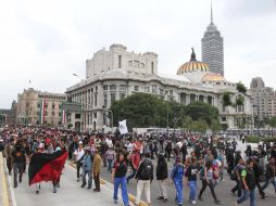 Integrantes de la Coordinadora Nacional de Trabajadores de la Educación marchan cerca del Palacio de Bellas Artes. ARCHIVO /