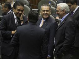 Silvano Aureoles (i), Manlio Fabio Beltrones (c) y Marco Antonio Bernal (d) conversan durante la sesión ordinaria. NTX /