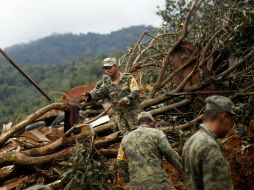 Miembros del Ejército trabajan en las labores de rescate en la comunidad de La Pintada en el municipio de Atoyac. AFP /