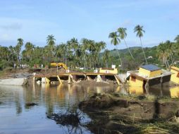 Pobladores de Coyuca de Benitez, Guerrero, observan los estragos causados por ''Manuel''. EFE /