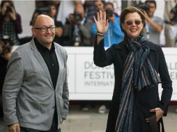 Anette Bening al lado de Luis Rebordinos, director del festival. AFP /