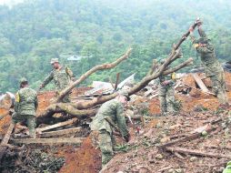 Rescante. Elementos del Ejército buscan entre escombros y lodo a personas que pudieran quedar atrapadas por un alud. AFP /