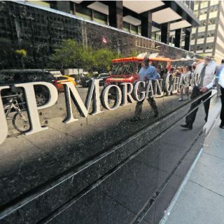 Una ballena golpea al banco J.P. Morgan