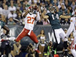 Sean Smith (27), de los Jefes de Kansas City,  intercepta un pase dirigido a Riley Copper (14) de las Águilas de Filadelfia. AP /
