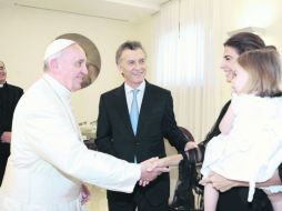 Francisco recibe al jefe de Gobierno de la Ciudad de Buenos Aires, Mauricio Macri, y a su familia. AFP /