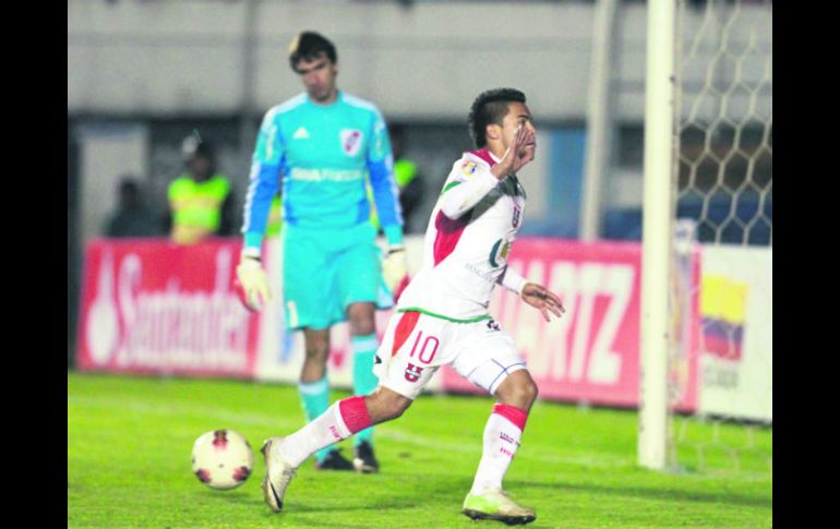 El tiro de gracia. El ecuatoriano Jonny Uchuari celebra su anotación, luego de anotar de penalti el 2-1 definitivo. AP /