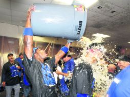 Yasiel Puig vierte un recipiente con champaña sobre Matt Kemp durante el festejo en el clubhouse del estadio de los Diamondbacks. AFP /