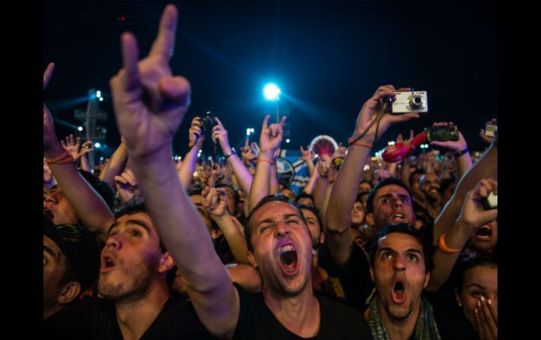 Fanaticos de Metallica reaccionan ante la primer aparición en la noche de la banda. EFE /