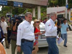 El titular de la SCT, Gerardo Ruiz Esparza (d), el y director de Capufec, Benito Neme. Foto: @Benitoneme ESPECIAL /