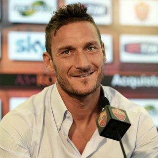 Totti estará con la Roma dos años más