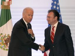 El vicepresidente de Estados Unidos, Joseph Biden (i), y el secretario de Hacienda, Luis Videgaray (d). AP /