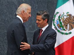 El vicepresidente de EU, Joseph Biden (i), y el Presidente de México Enrique Peña Nieto (d) se saludan. EFE /