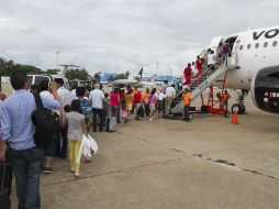 Continúa el regreso de vacacionistas del puerto de Acapulco en vuelos gratuitos proporcionados por compañías aéreas y el Ejército. NTX /