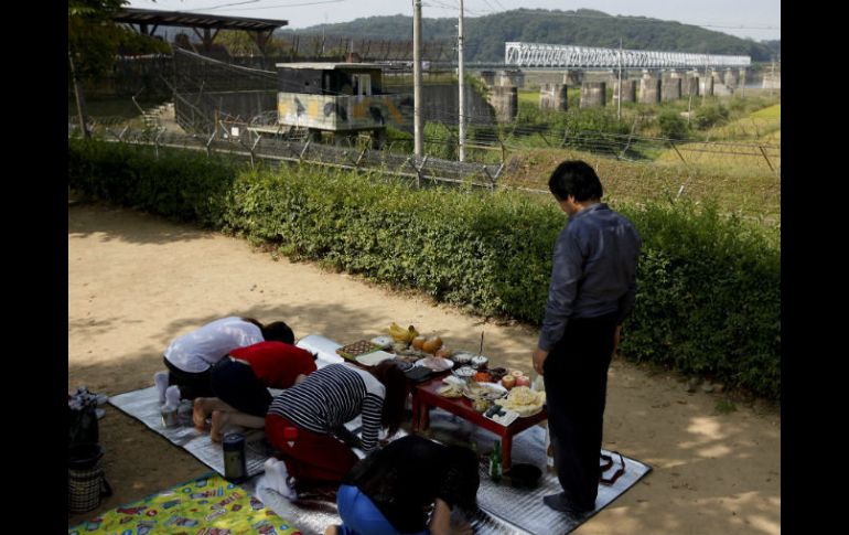 Varios surcoreanos desplazados participan en una ceremonia en memoria de sus antepasados durante la celebración del Chuseok. EFE /