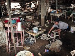 Una mujer inspecciona su vivienda tras el paso de ''Manuel'' por Guerrero. AFP /