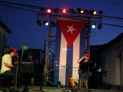 El cantautor cubano Silvio Rodríguez (D) se presenta en La Habana, en un espectáculo al que invitó al músico cubano Robertico Carcassés EFE /
