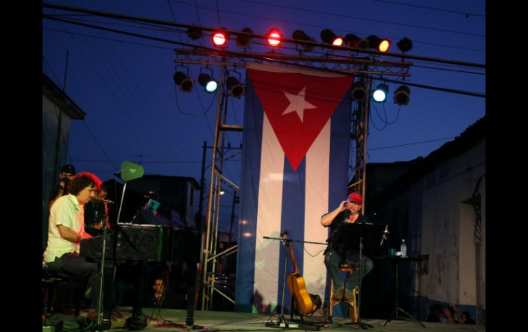 El cantautor cubano Silvio Rodríguez (D) se presenta en La Habana, en un espectáculo al que invitó al músico cubano Robertico Carcassés EFE /