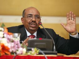 Al-Bashir enfrenta dos imputaciones ante la Corte Penal Internacional por crímenes donde 300 mil personas han muerto. AP /