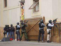 Fuerzas especiales cercan el edificio donde se hallan los agresores. AP /
