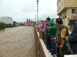 El gobernador César Duarte evalúa los daños por las inundaciones en Ciudad Juárez. ARCHIVO /
