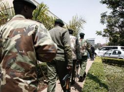 Elementos del ejército y la policía rodearon el complejo comercial mientras helicópteros sobrevolaban el lugar. EFE /
