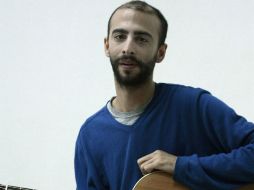 Nicolás Kouzouyan dice no ser un trovador, sino que su estilo es rock pop.  /