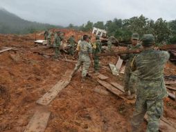 Elementos del Ejército Mexicano realizan labores de rescate en la zona devastada por el deslave. EFE /