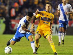 José Torres (d) de Tigres disputa el balón con Gustavo Alustiza (i) de Puebla. EFE /