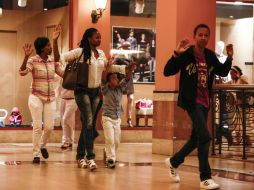 Ciudadanos de Nairobi salen del centro comercial después de que sucediera el atentado. EFE /