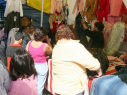 Las personas que venden mercancía en estos lugares ya tendrán mayor control. ARCHIVO /