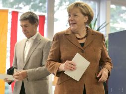 La canciller Ángela Merkel acude a depositar su voto en la urna. EFE /