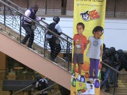 Una treintena de rehenes sigue en el centro comercial, retenidos por el grupo radical somalí. AFP /