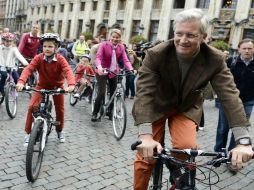 Rey Felipe de Bélgica durante el Domingo sin Autos en el marco de la Semana Europea de Movilidad. EFE /