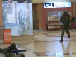 Tropas kenianas entraron al inmueble para intentar liberar a una treintena de rehenes. AFP /